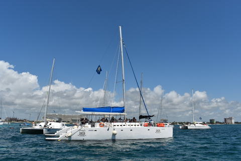 Isla Mujeres: Catamaran Tour Alleen Volwassenen, Open Bar &amp; SnorkelenTour vanuit Playa del Carmen