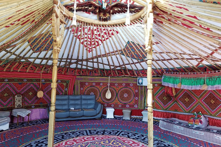 Depuis Oulan-Bator : statue de Gengis Khan et parc national de Terelj