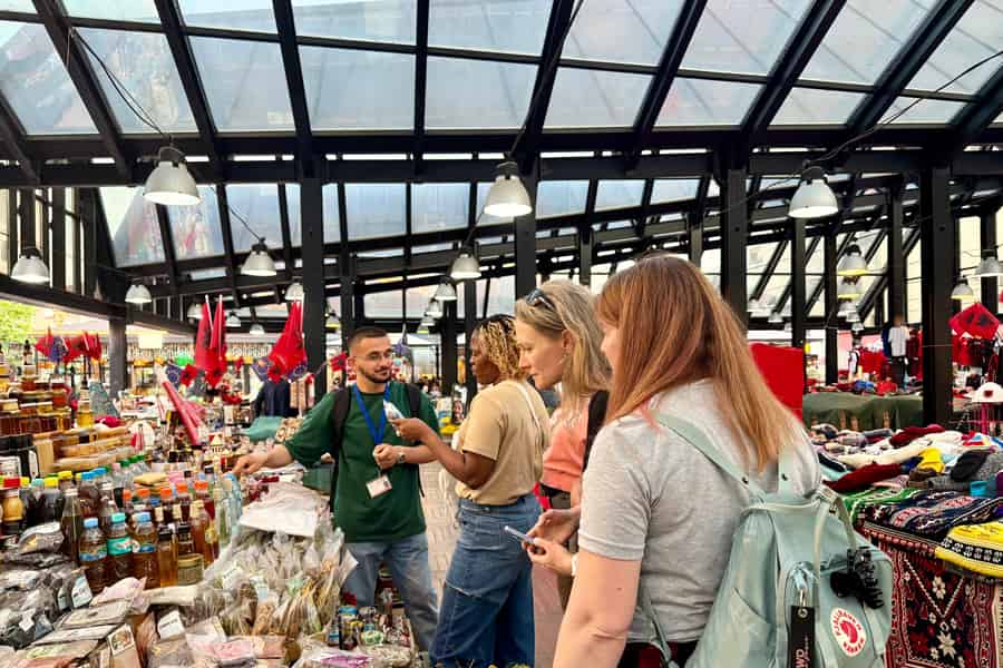 Tirana: Probiere die über 15 Aromen der Stadt, einen Bissen nach dem anderen. Foto: GetYourGuide Tirana: Probiere die über 15 Aromen der Stadt, einen Bissen nach dem anderen. Foto: GetYourGuide