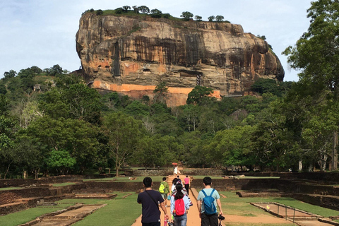 Tour particular de 2 dias a Sigiriya e Kandy com alojamento