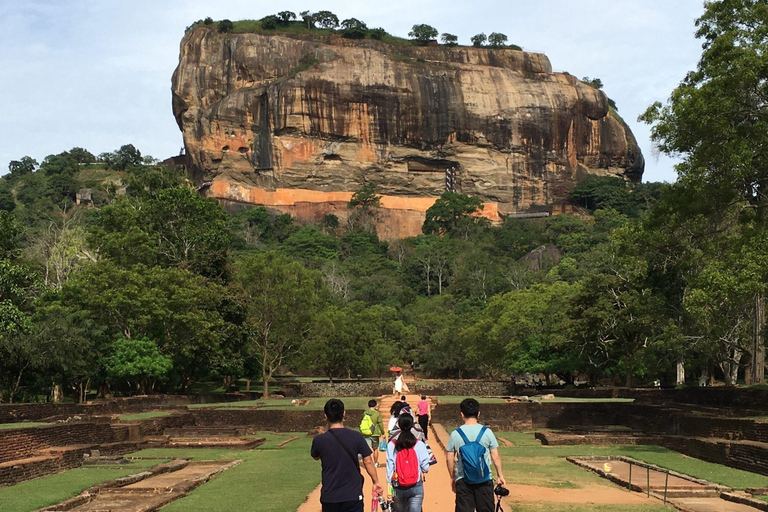 Tour particular de 2 dias a Sigiriya e Kandy com alojamento