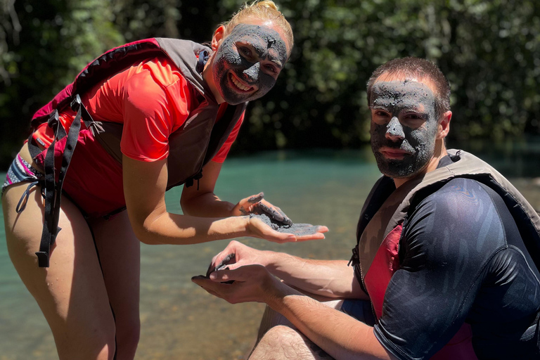 Tubulação no Rio Celeste: Experiências na natureza e águas azuisTubulação no Rio Celeste, aventura e natureza