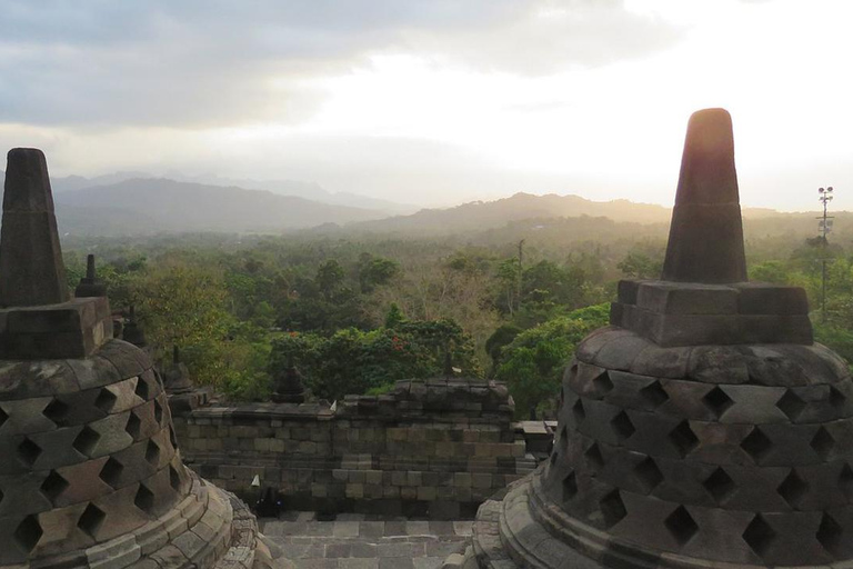 Borobudur durante uno scalo: tour di 6 ore dall'aeroporto YIABorobudur: visita di mezza giornata con salita sul tempio!