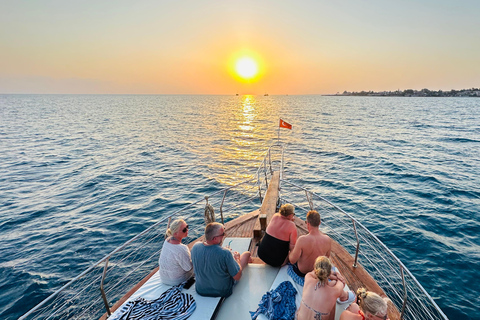 Side: Relaxing Boat Tour with Lunch and Transfers Side: Relaxing Boat Tour Private (Max 10 people)