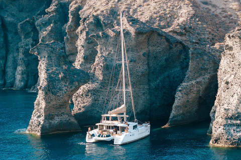 Santorini: Crociera in catamarano di lusso con pranzo, barbecue e bevande