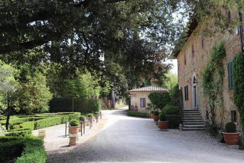 A 16th-century farmhouse between the Crete Senesi and Val d'Orcia, a tour through history and wine.