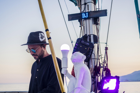 Malaga : Croisière en catamaran au coucher du soleil avec DJ et boissons en directMalaga : Croisière en catamaran au coucher du soleil avec musique et boissons