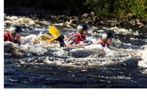 Levi: Rafting-Abenteuer mit Autoreifen