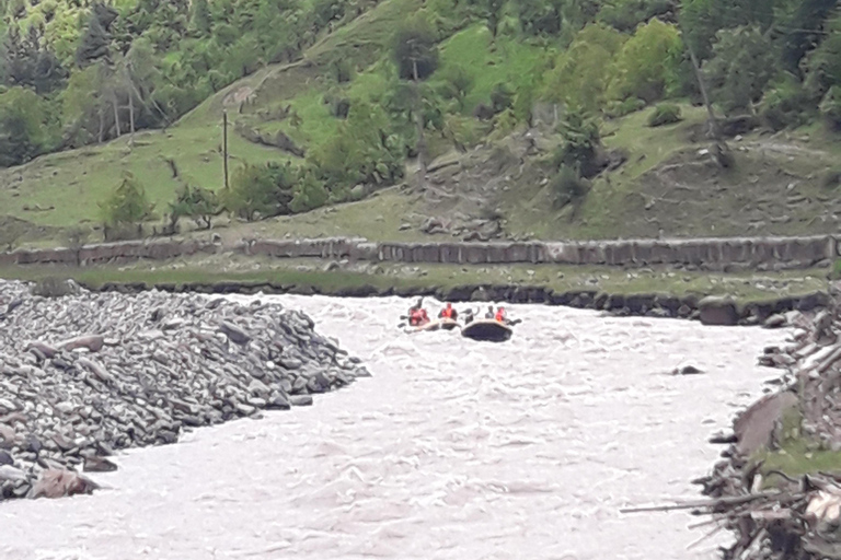 Tour privado de día completo a las montañas de Gudauri y Kazbegi