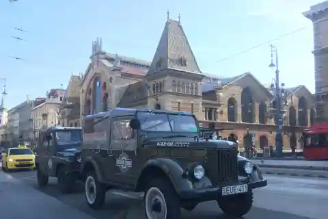 Soluppgångstur i Budapest i en rysk vintagejeep