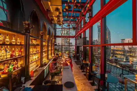 Bangkok: Mojjo Rooftop Lounge & Bar Food & Beverage Paket