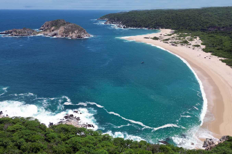 Private yacht tour of the Huatulco Bays Small yacht for 8 people