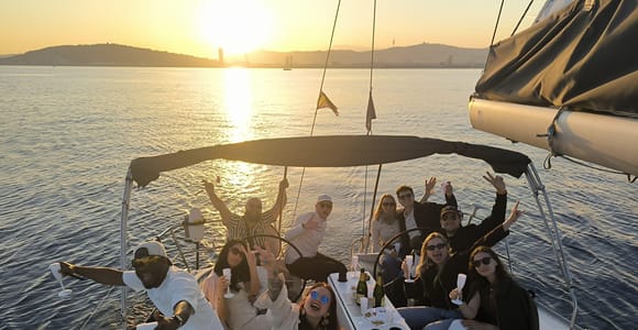 Barcelona: Sunset Skyline Cruise with Cava and Snacks
