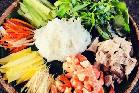 Hue: Tradycyjna lekcja gotowania i targ z rodziną AnhHue: Lekcja tradycyjnego gotowania i wycieczka na targ z panem Anh