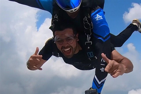 From Medellin: Spectacular Skydiving