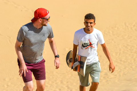 Sandboarding e passeio de camelo ao pôr do sol com churrasco