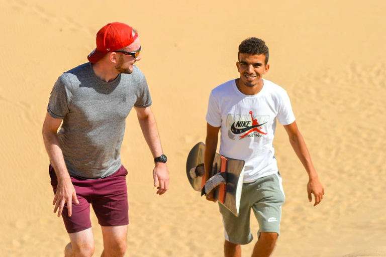 Sandboarding y paseo en camello al atardecer con barbacoa