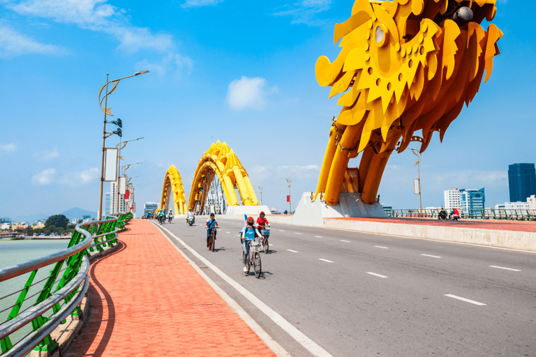 Da Nang: Walking Street Food Tour with Local Guide Group Tour (English)