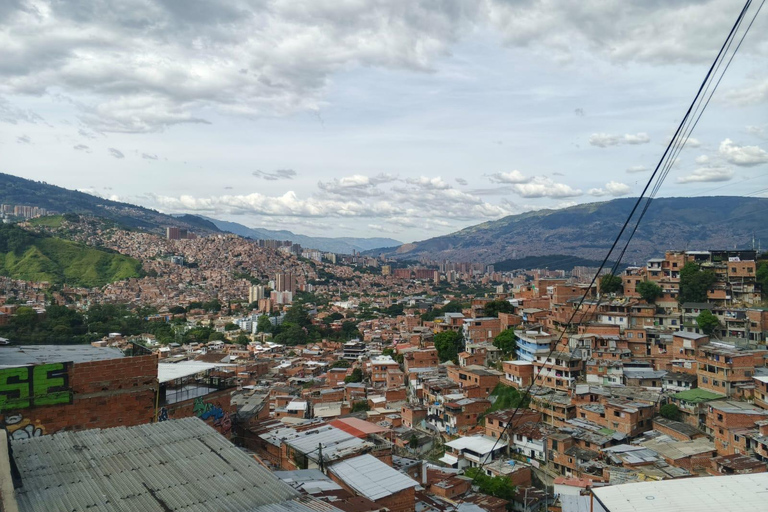 Medellín: Cultural Tour with Lunch and Commune 13