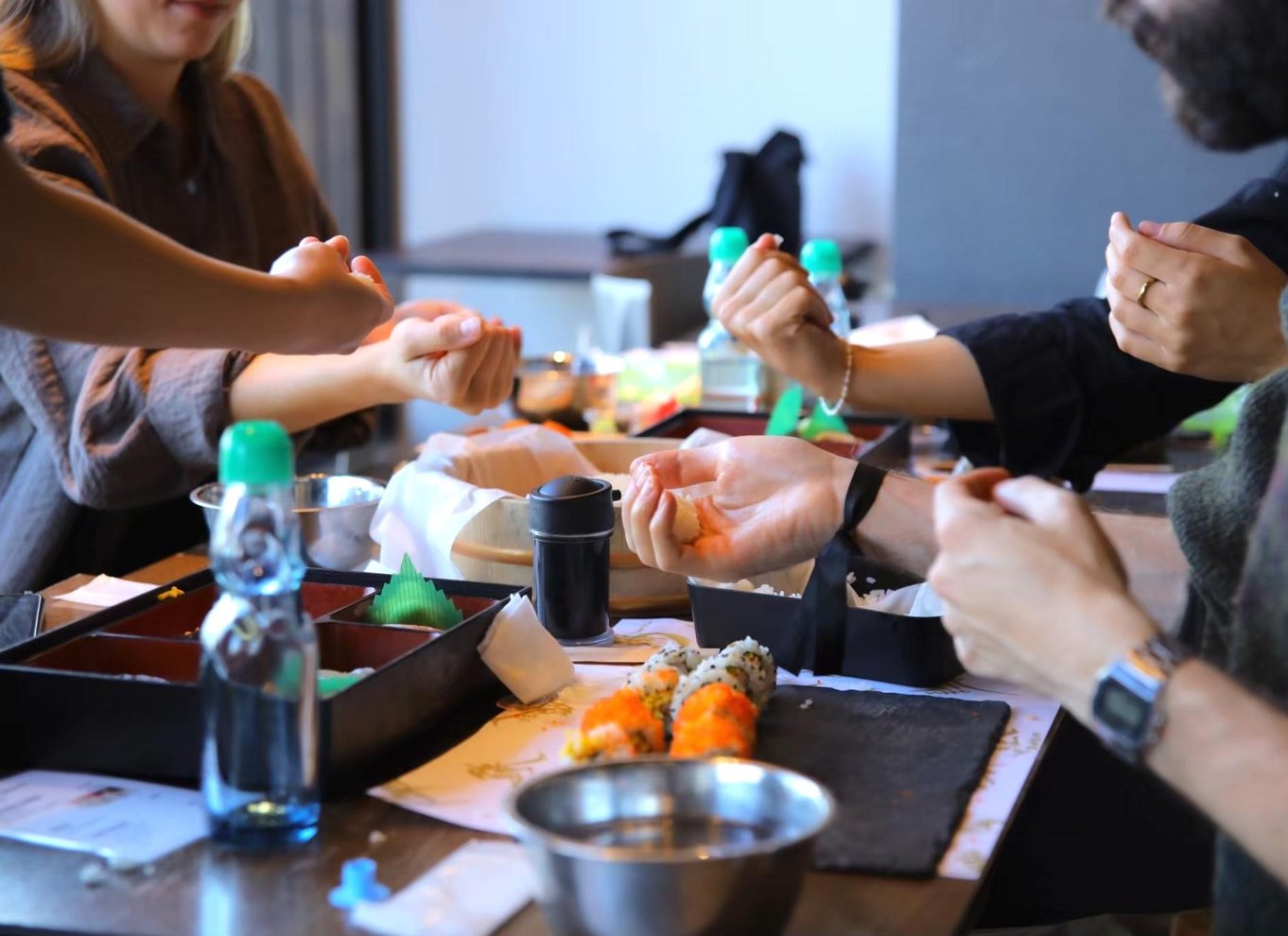Tokyo: Kursus i rulning og tilberedning af autentisk sushi i Asakusa