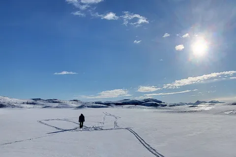 Tromsø: Pesca en hielo y senderismo con raquetas de nieve con un guía local