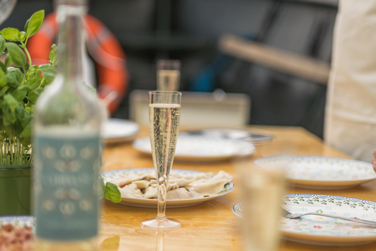 Gdańsk : croisière dans le chantier naval et le port avec dégustation de pierogiGdańsk : visite du chantier naval et du port avec dégustation de pierogi