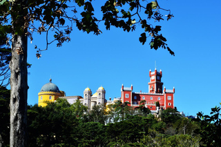 Sintra:1 hour tuk tuk experience to Pena Palace(3 monuments)