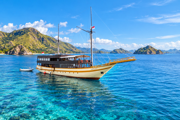 Labuan Bajo: 3-Day Komodo Sailing Luxury Boat with All Fees Deluxe Boat - Private Standar Room (2pax/room)