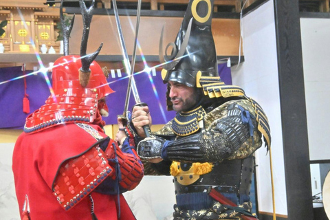 Osaka: 90 minuters lektion i samurajrustning och svärd nära slottetSamurajrustning + samurajsvärdskärning + videofilmning