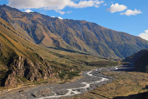 Desde Kazbegi: excursión de un día a la iglesia de Gregety y al pueblo de JutaKazbegi: excursión de un día a los monasterios y al pueblo de Juta
