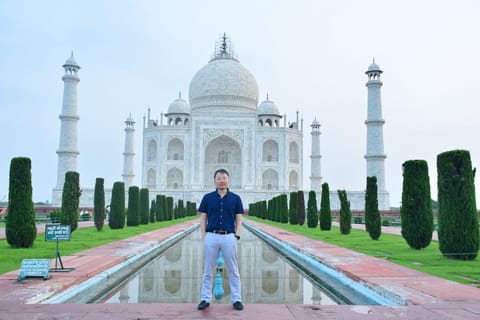 From Delhi Airport: Private Guided Taj Mahal Layover Tour