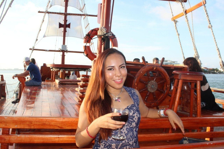 Cancun: Romantic evening in galleon with dinner and open bar Only Entrance - Vegetarian Dinner