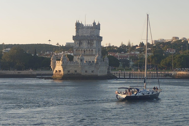 Lisbon: Vintage Electric Tuk-Tuk Guided Tour with Tastings