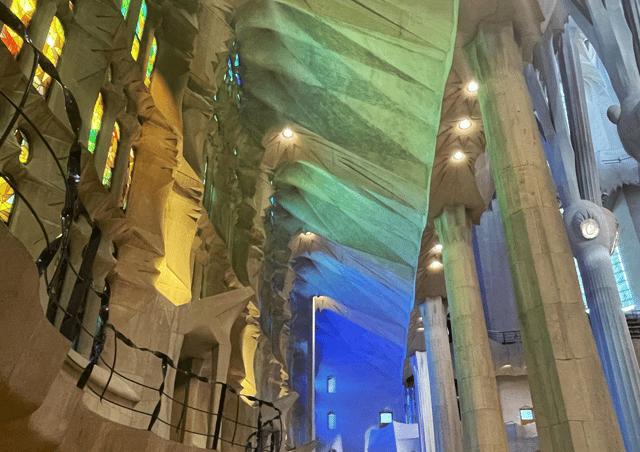 Visita guiada a la Sagrada Familia y experiencia de navegación en Barcelona