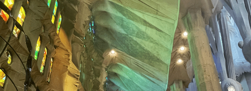 Visite guidée de la Sagrada Familia et expérience de voile à Barcelone