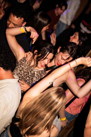 Faro Pub Crawl: 6 Drinks, Games, and VIP Club Entry