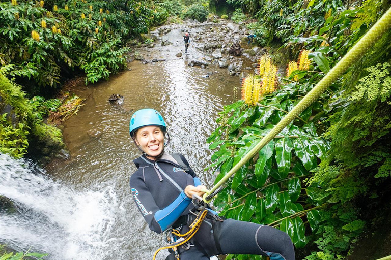 Experiência de Canyoning Ribeira dos Caldeirões em São Miguel