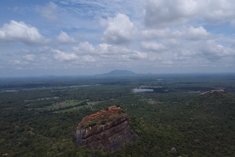 Tour privato di Sigiriya Dambulla Minneriya Safari di un giorno interoServizio di prelievo in hotel a Kandy o Matale