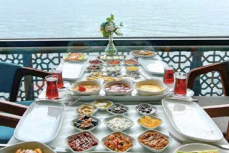 Istanbul: Bosphorus Cruise with Brunch