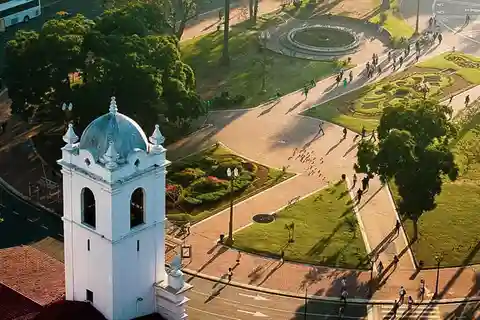 5hs Tour de la ciudad de Buenos Aires en grupo reducido con comida callejera