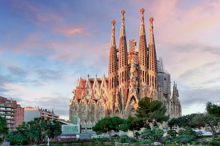 Barcelona: Sagrada Familia Evening Tour with Cava
