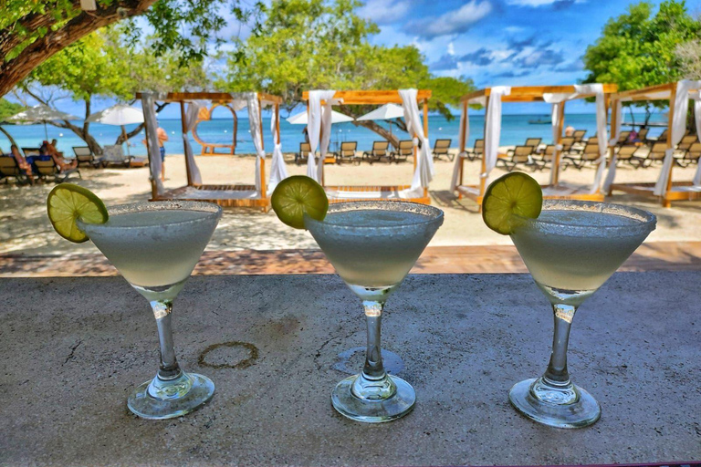 Cartagena: Rosario de Mar day use with lunch and welcome drink