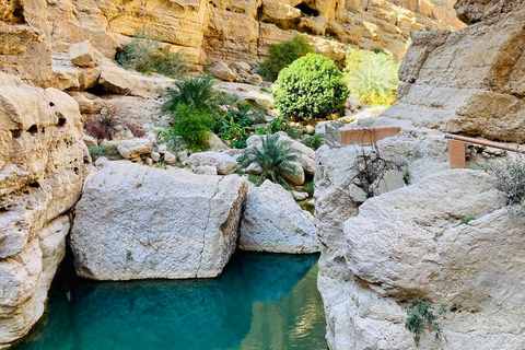 Muscat: całodniowa wycieczka do Wadi Shab i Bimmah Sinkhole + bezpłatny lunch