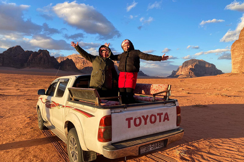 Descubre Wadi Rum con un tour de día completo en jeep con pernoctaciónexcursión de un día en jeep con pernoctación