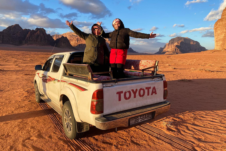 Descubre Wadi Rum con un tour de día completo en jeep con pernoctaciónexcursión de un día en jeep con pernoctación