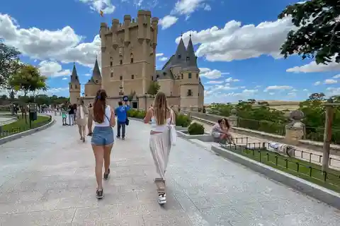 Madrid: Segovia og Ávila hele dagen med billetter til Alcázar og muren