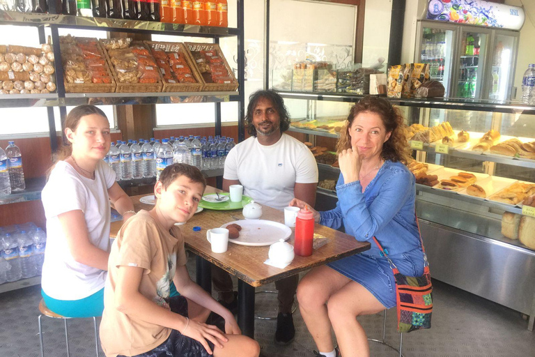 Kandy: All-day Ambuluwawa and Kandy City Tour by Tuk-Tuk