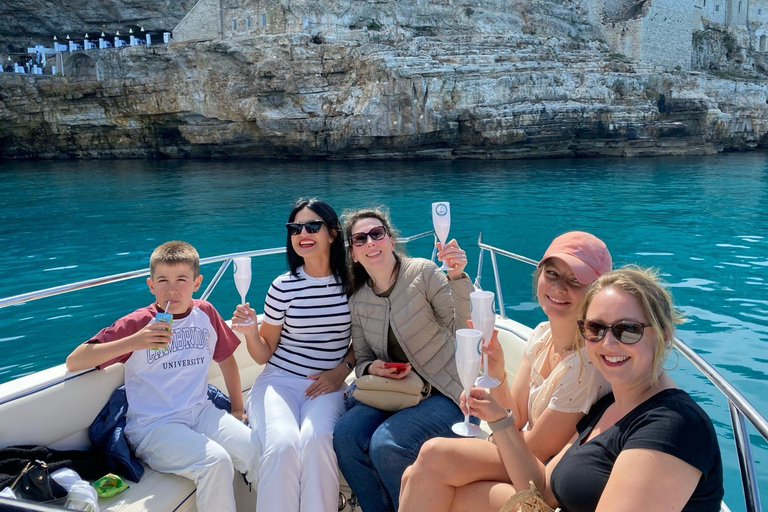Polignano a Mare: Crucero en lancha rápida a las cuevas con aperitivoCrucero en grupo