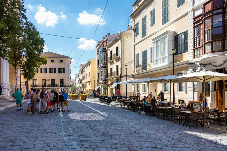 Boottocht in de haven van Mahon met markt en jeneverstokerijBoottocht in de haven van Mahon met Mahon-markt en gin-distilleerderij
