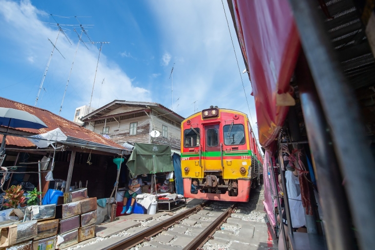 Bangkok: Maeklong Railway Market and Amphawa Floating Market Private Half Day Tour